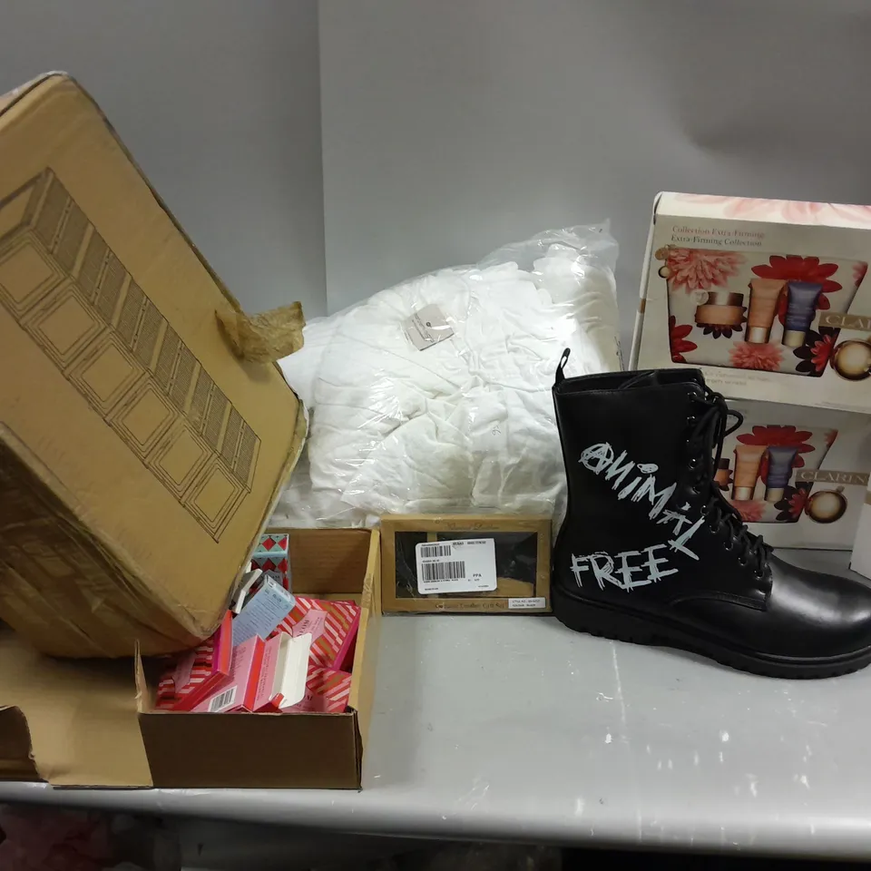 APPROXIMATELY 8 ASSORTED ITEMS TO INCLUDE KOI ANIMAL FREE BOOTS, CLARINS EXTRA-FRIMING COLLECTION (DAMAGED), FOLDING SHOE BOX, ETC