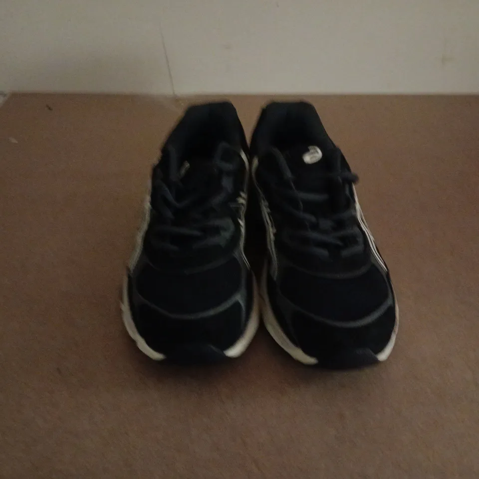 UNBOXED PAIR OF ASICS TRAINERS IN BLACK/WHITE - UK 9