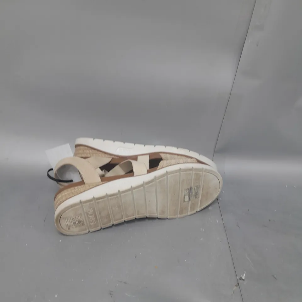 SKECHERS ARCH FIT CREAM SANDALS - SIZE 6