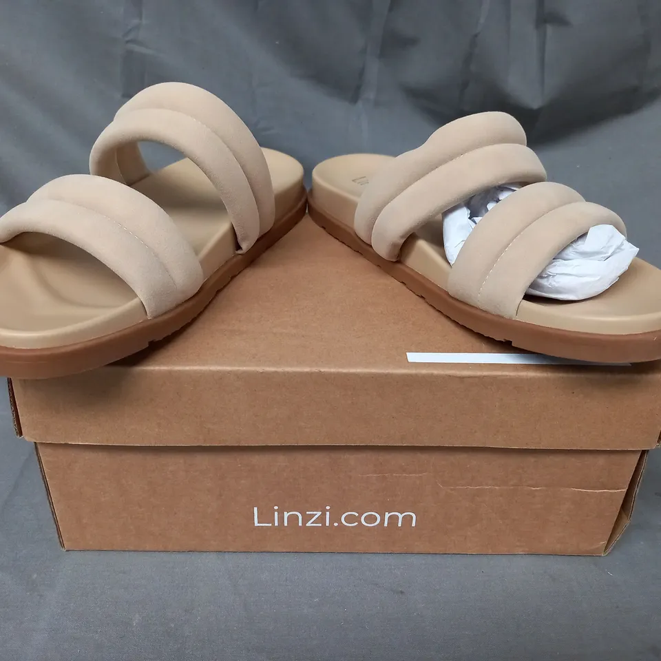 BOXED PAIR OF LINZI OPEN TOE FOOTBED SANDALS IN BEIGE SIZE 7