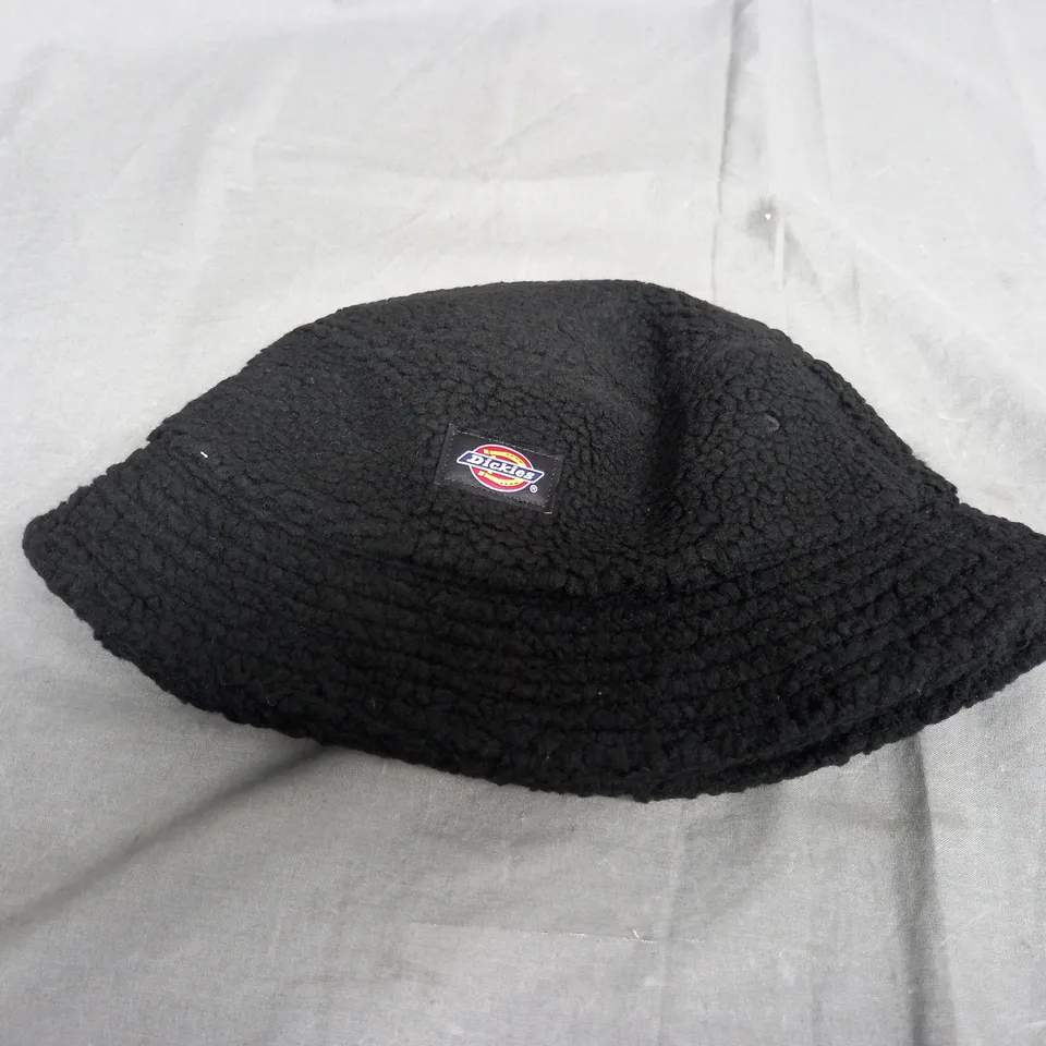 DICKIES RED CHUTE BUCKET IN BLACK - S/M