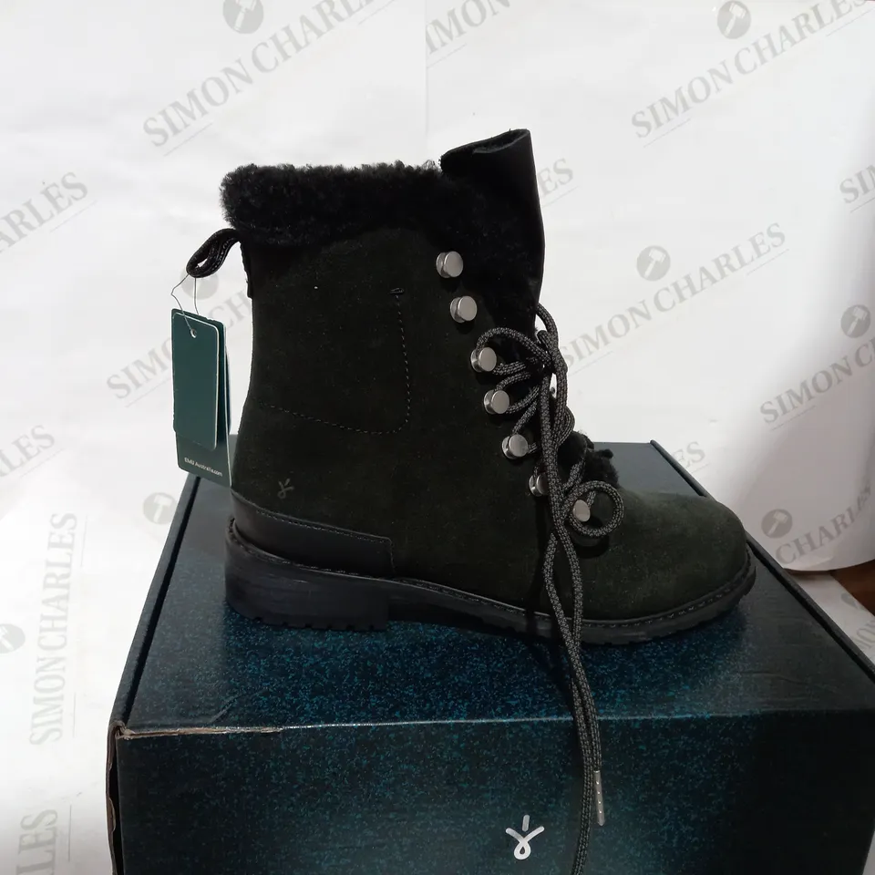 BOXED PAIR OF EMU EXPLORER BLACK ANKLE BOOTS - SIZE 5