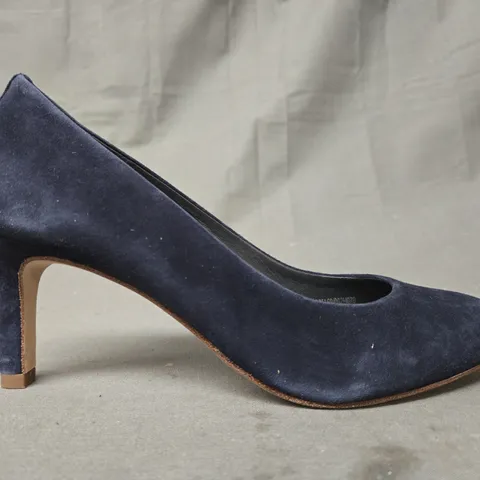 BOXED PAIR OF HOBBS CLOSED TOE HEELED SHOES IN NAVY EU SIZE 37 (BOTH SHOES ARE THE RIGHT SHOE)