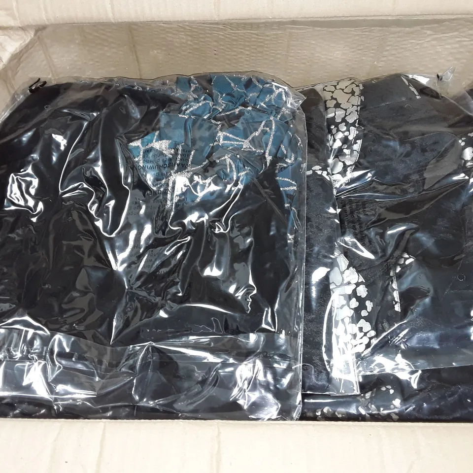 LOT OF APPROXIMATELY 20 ASSORTED CLOTHING ITEMS - SIZE UNSPECIFIED 