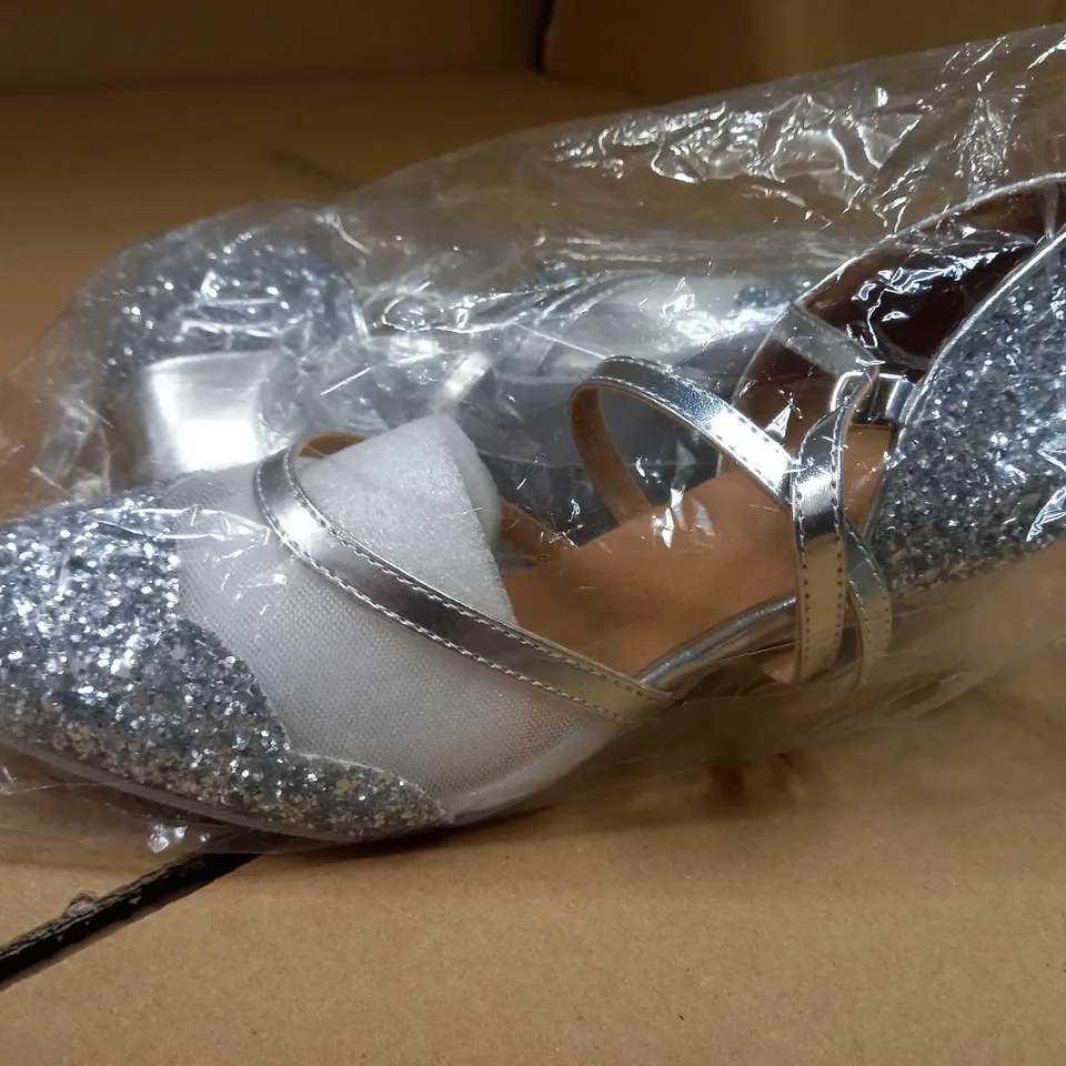 PAIR OF DESIGNER SILVER GLITTER SHOES - SIZE 4.5