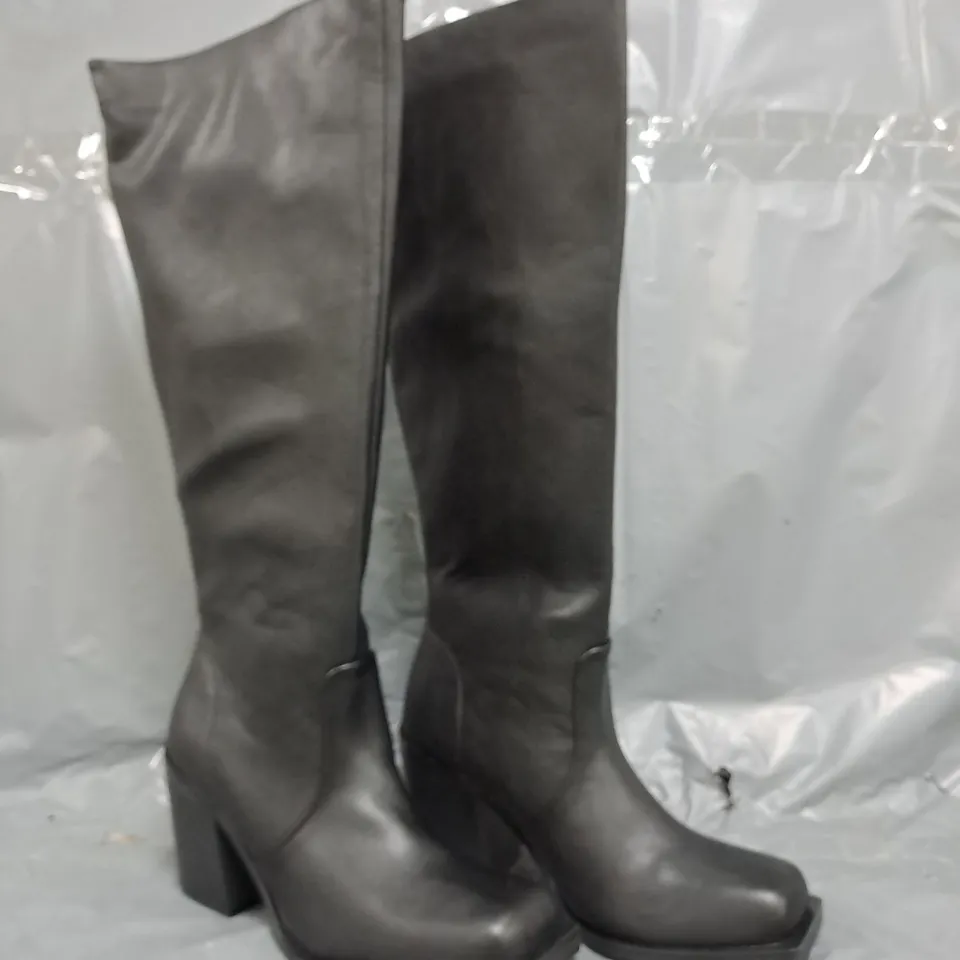 BOXED PAIR OF PRETTY LITTLE THING BLOCK HEEL SQUARE TOE KNEE-HIGH BOOTS IN BLACK SIZE EU 39