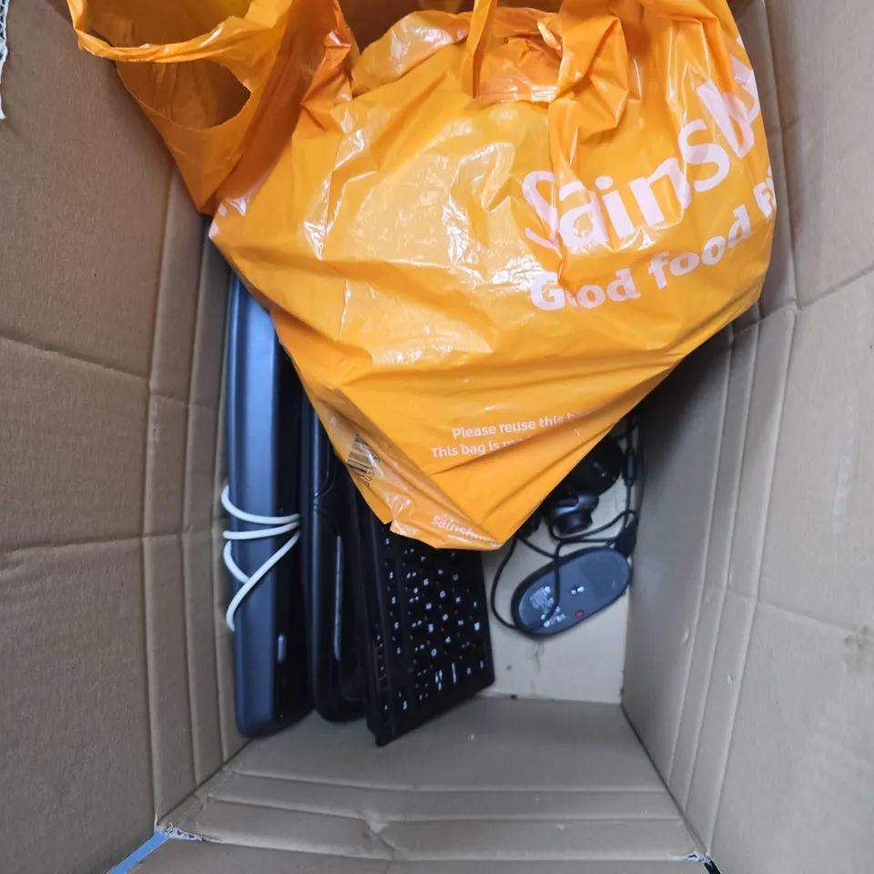 BOX OF APPROXIMATELY 10 ASSORTED ITEMS INCLUDING HARMON KARDON SPEAKER AND MEDION WIRED KEYBOARD
