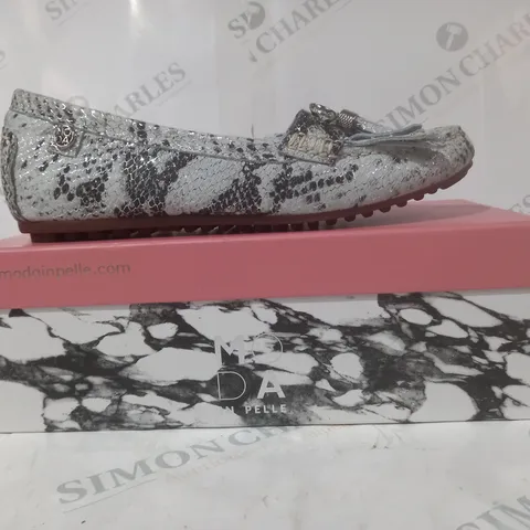 BOXED PAIR OF MODA IN PELLE ETHELIA SHOES IN WHITE/SILVER SIZE 6