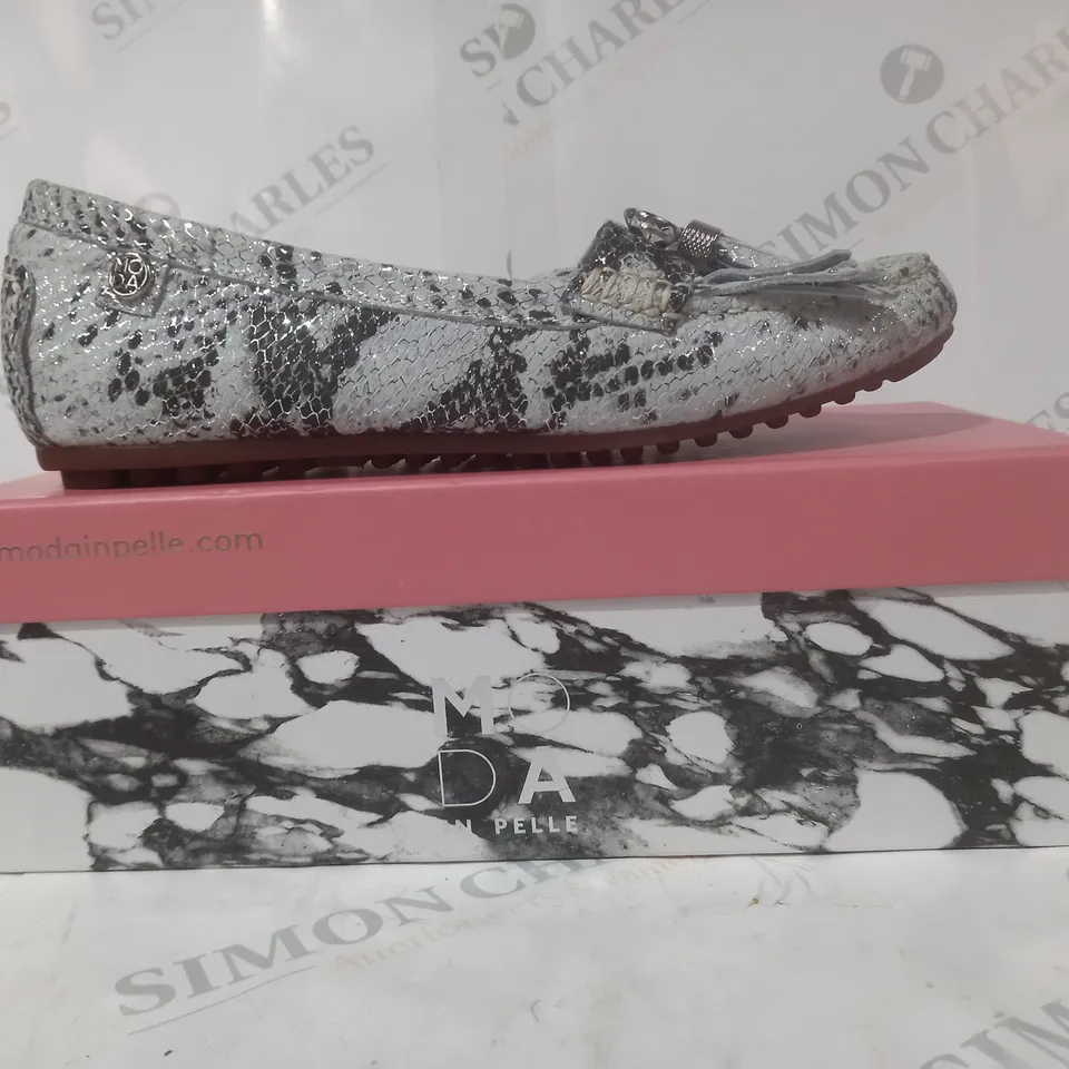 BOXED PAIR OF MODA IN PELLE ETHELIA SHOES IN WHITE/SILVER SIZE 6