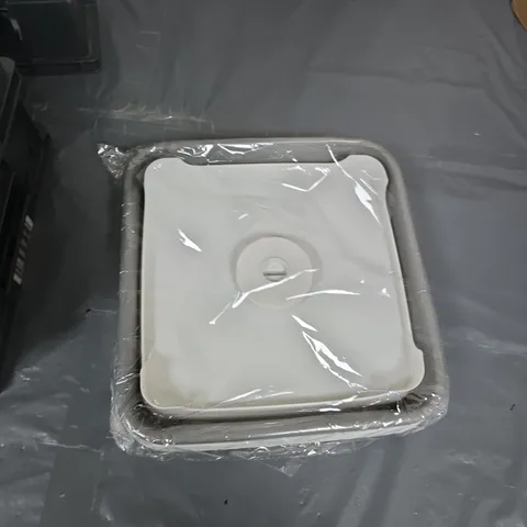 WHITE SQUARE SHOWER TRAY WITH CENTER DRAIN – NEW IN PROTECTIVE WRAP