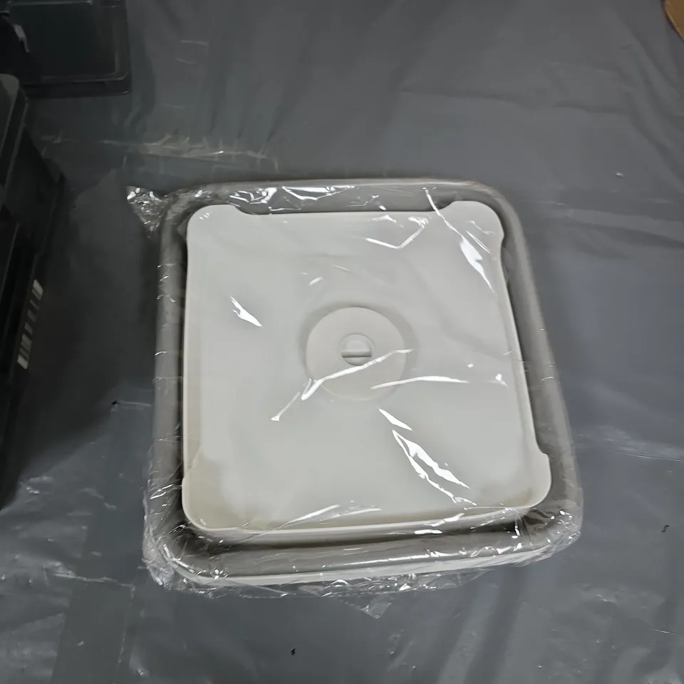 WHITE SQUARE SHOWER TRAY WITH CENTER DRAIN – NEW IN PROTECTIVE WRAP