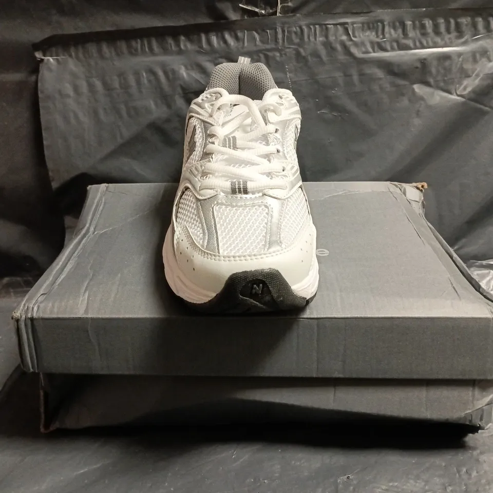 PAIR OF NEW BALANCE 530 TRAINERS IN WHITE/SILVER SIZE UK 6
