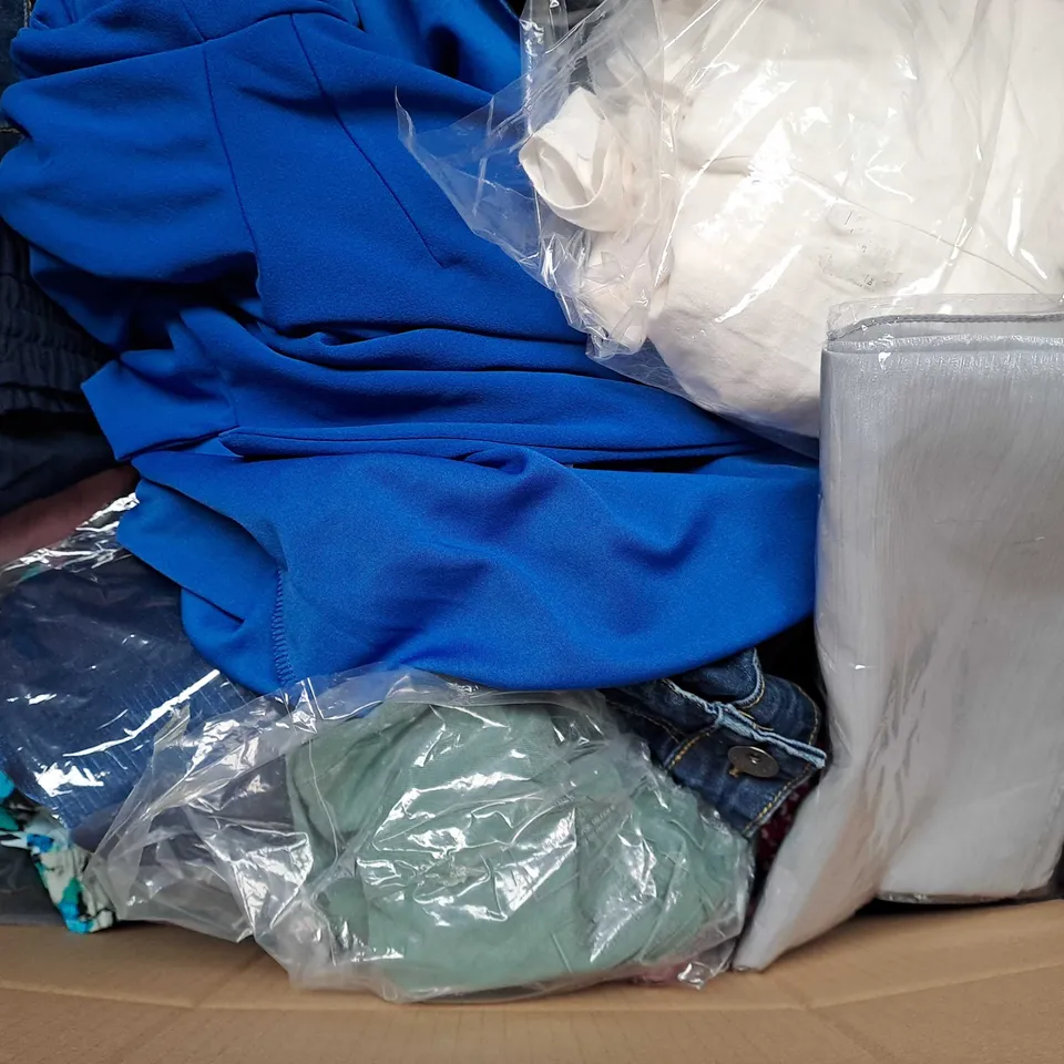 APPROXIMATELY 25 ASSORTED CLOTHING ITEMS IN VARIOUS SIZES TO INCLUDE - JEANS , SHIRT , T-SHIRT ETC
