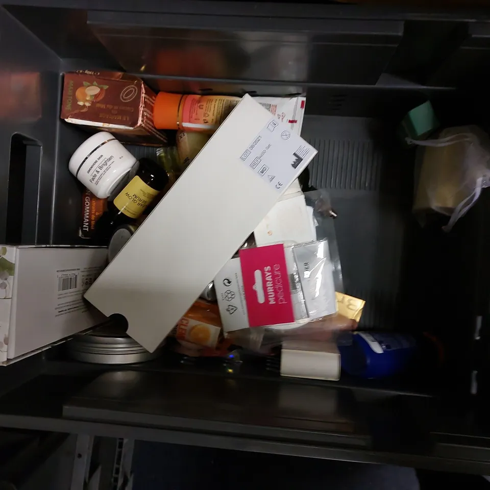 BOX OF APPROX 15 COSMETIC ITEMS TO INCLUDE NIVEA HAND CREAM, THE BODY SHOP VEGAN BODY BUTTER, ORAL-B IO REPLACEMENT HEAD