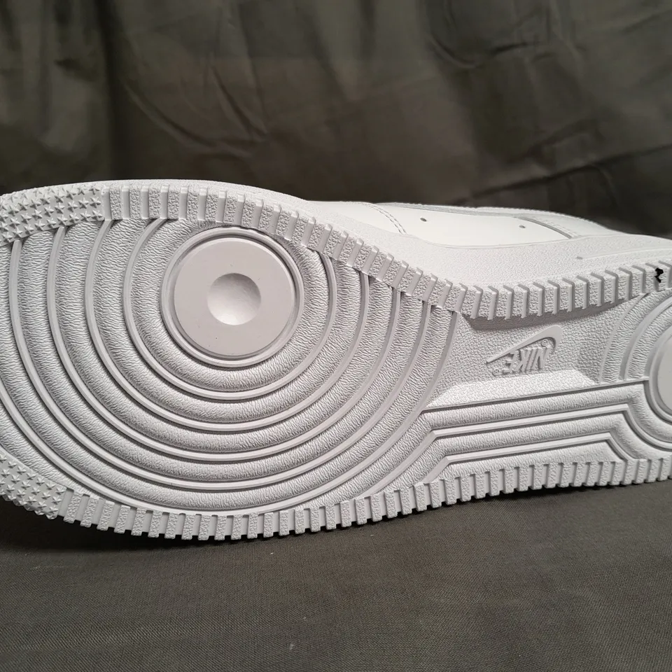 BOXED PAIR OF NIKE AIR FORCE 1 '07 WHITE TRIANERS SIZE UK 7