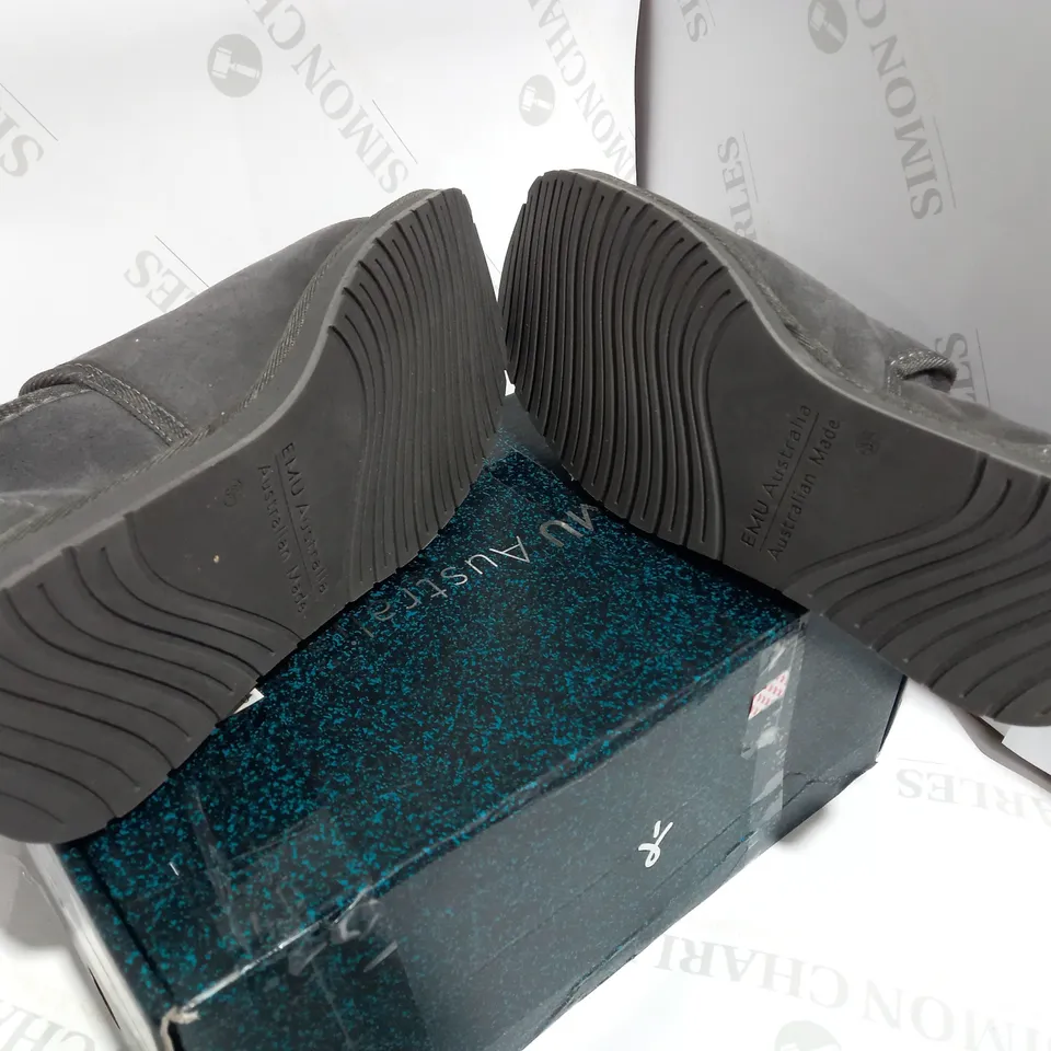 BOXED PAIR OF EMU GREY LINED SLIPPERS - SIZE 9
