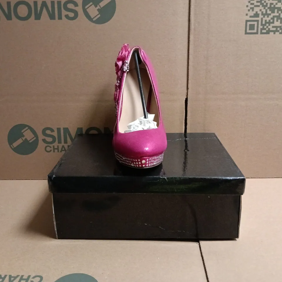 BOXED PAIR OF UNBRANDED CLOSED TOE WEDDING HEELS IN PINK W. FLORAL DETAIL SIZE 3