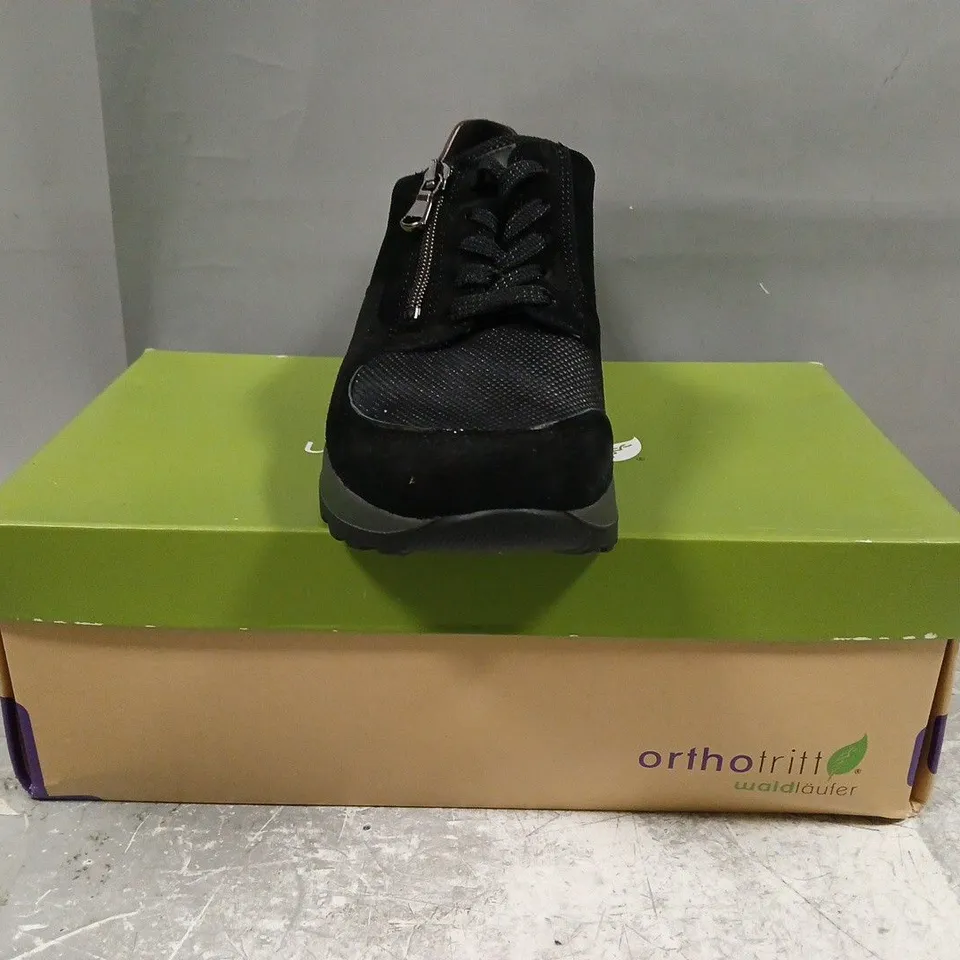 BOXED PAIR OF WALD LAUFER SHOES IN BLACK SIZE 5.5