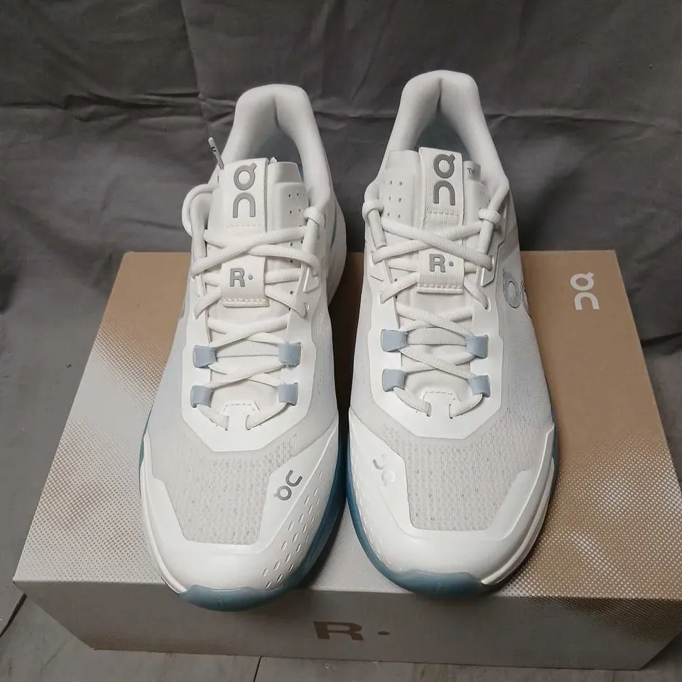 ON RUNNING THE ROGER ADV PRO SHOES – WHITE/CHAMBRAY, UK 9.5 (US 10, EU 44)