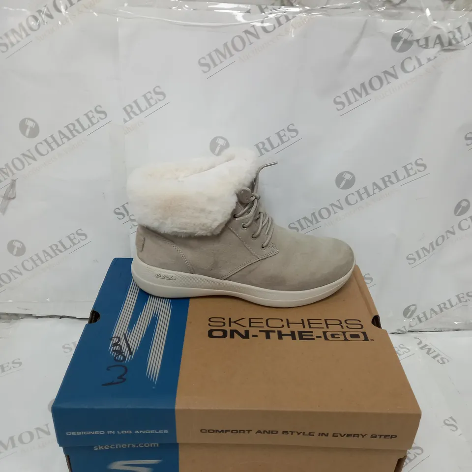 BOXED PAIR OF SKECHERS GO WALK SHOES IN TAUPE SIZE 5.5