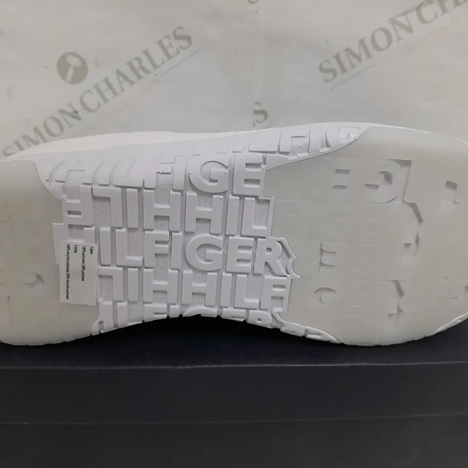 BOXED PAIR OF TOMMY HILFIGER CORPORATE KNIT RIB RUNNER IN WHITE - SIZE 41