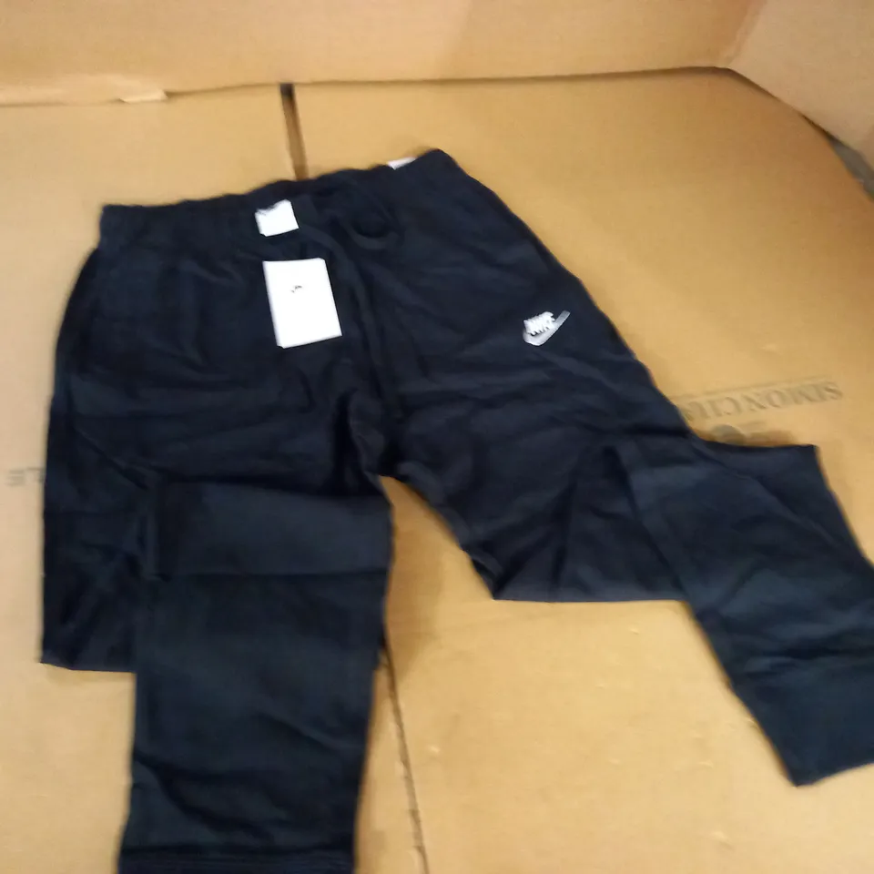 NIKE STANDARD FIT TAPER LEG PANTS - M