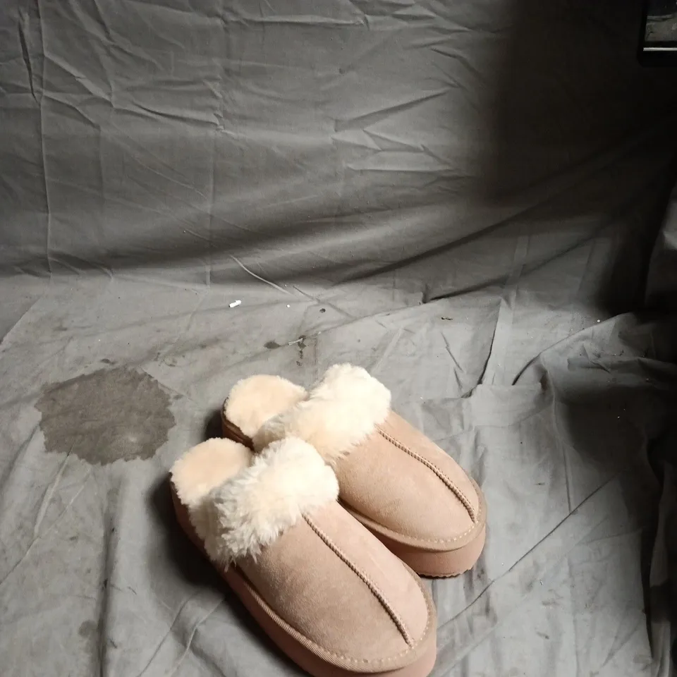 BOX OF APPROXIMATELY 10 PAIRS OF FOOTWEAR TO INCLUDE: FUR LINED SLIPPERS AND BLACK VELCRO TRAINERS
