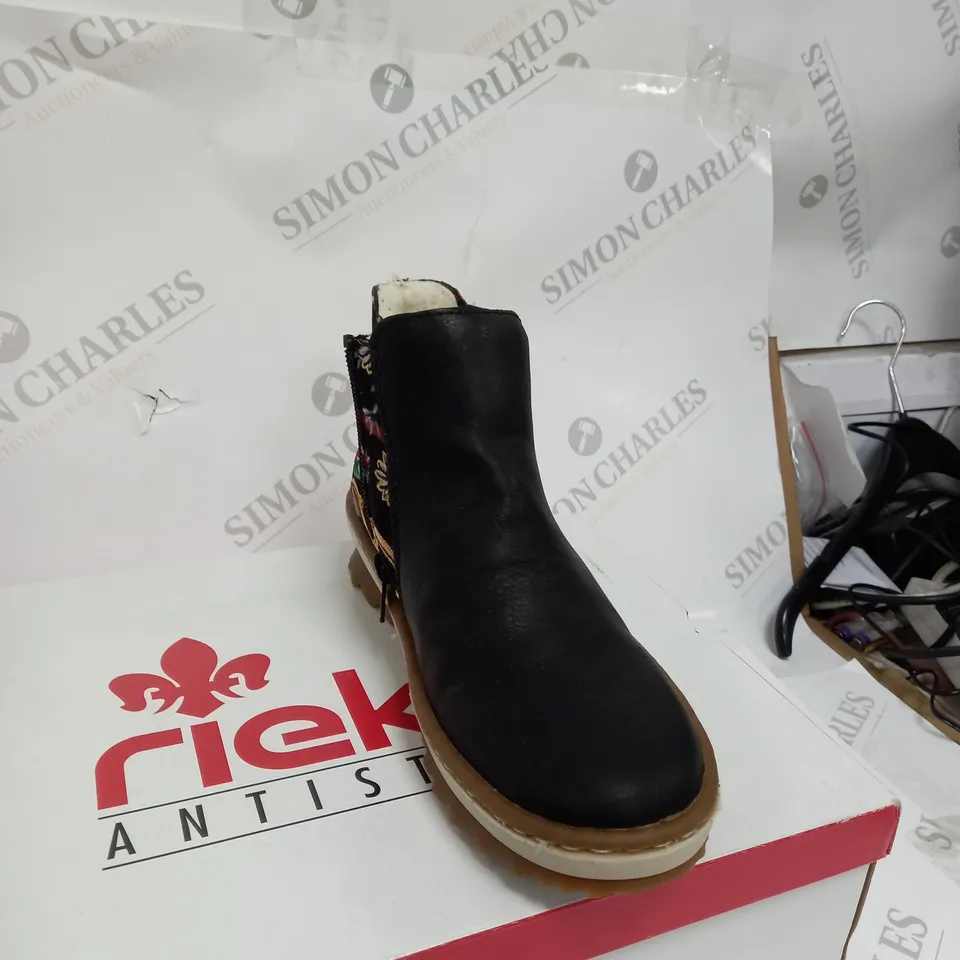 BOXED PAIR OF RIEKER ANTISTRESS BOOTS SIZE EUR 36