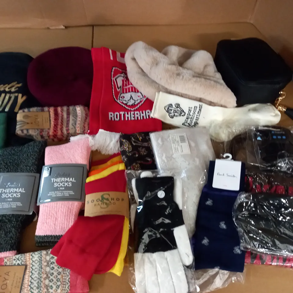 LOT OF APPROXIMATELY 2 ASSORTED CLOTHING ITEMS TO INCLUDE SOCKS, BAGS AND GLOVES