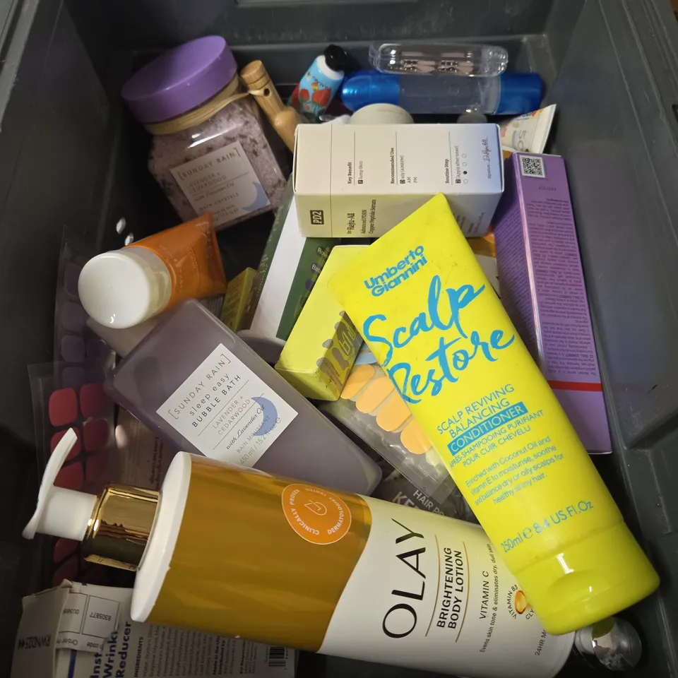 APPROXIMATELY 20 ASSORTED HEALTH & BEAUTY PRODUCTS TO INCLUDE FOAMING CLEANSER, UNDERARM ROLL ON, TANNING CREAM ETC