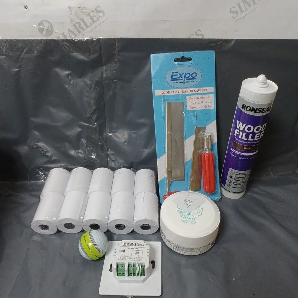 BOX OF APPROXIMATELY 20 ASSORTED HOUSEHOLD ITEMS TO INCLUDE RAZER SAW SET, TILL ROLLS AND ALL PURPOSE CLEANER