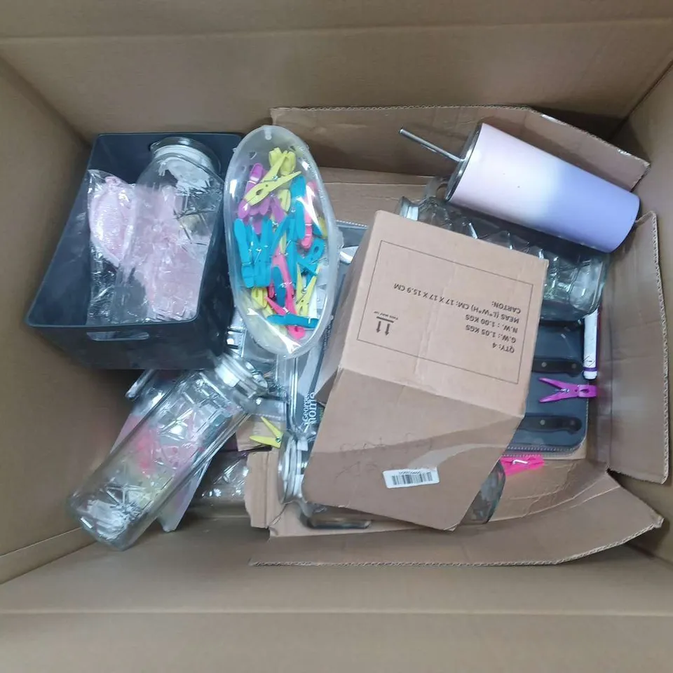 APPROXIMATELY 12 ASSORTED ITEMS TO INCLUDE 4 PIECE KNIFE SET & SCISSORS, CLOTHING PEGS, DRYING RACK, ETC - COLLECTION ONLY