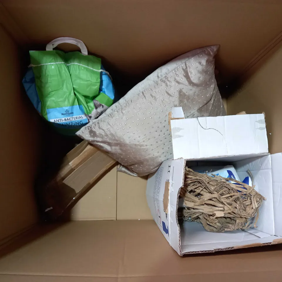 BOX OF APPROX 5 ITEMS TO INCLUDE BOX OF VIAKAL, HEAT BLANKET AND CUSHIONS