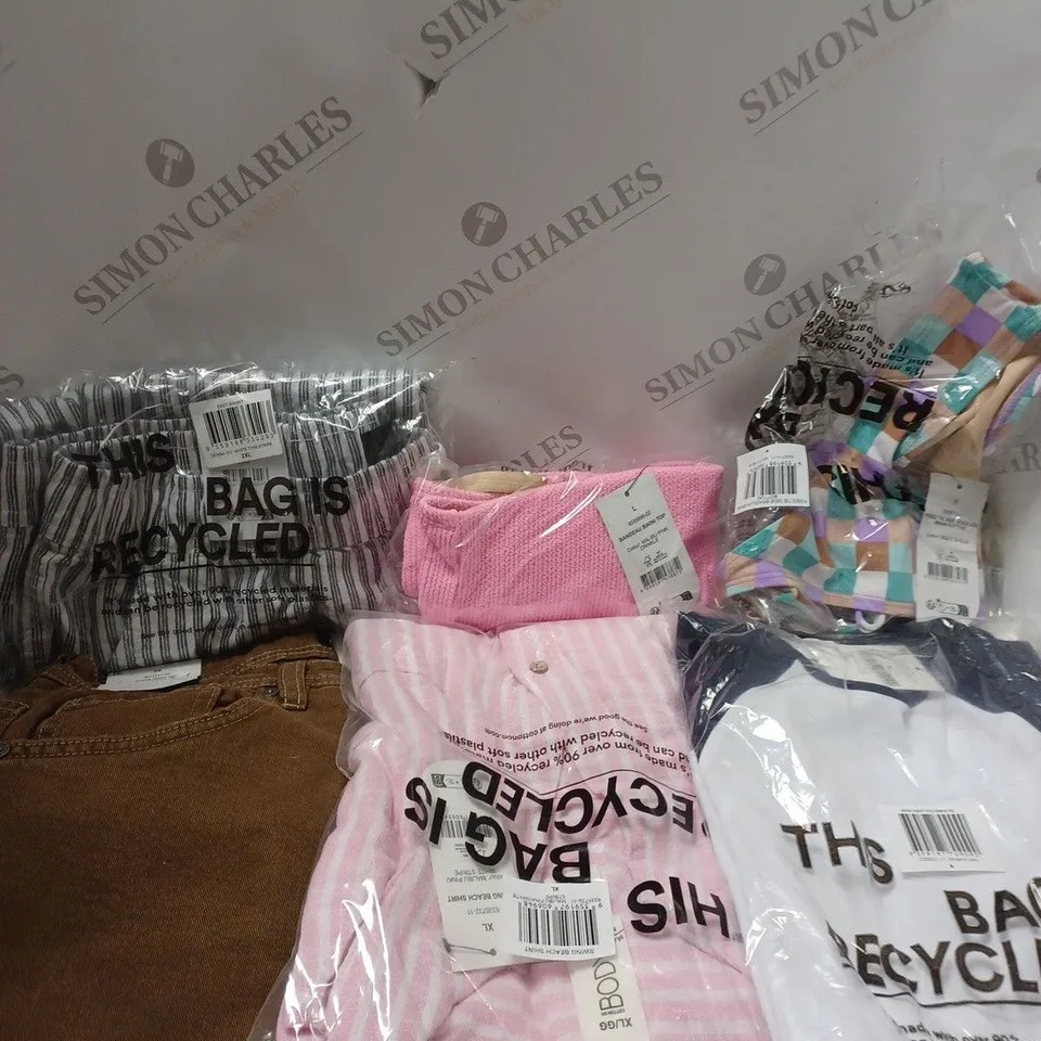 BOX OF APPROXIMATELY 20 ASSORTED CLOTHING PRODUCTS IN VARIOUS BRANDS & SIZES TO INCLUDE TENNIS SKIRT, BIKINI BOTTOMS, JEANS ETC