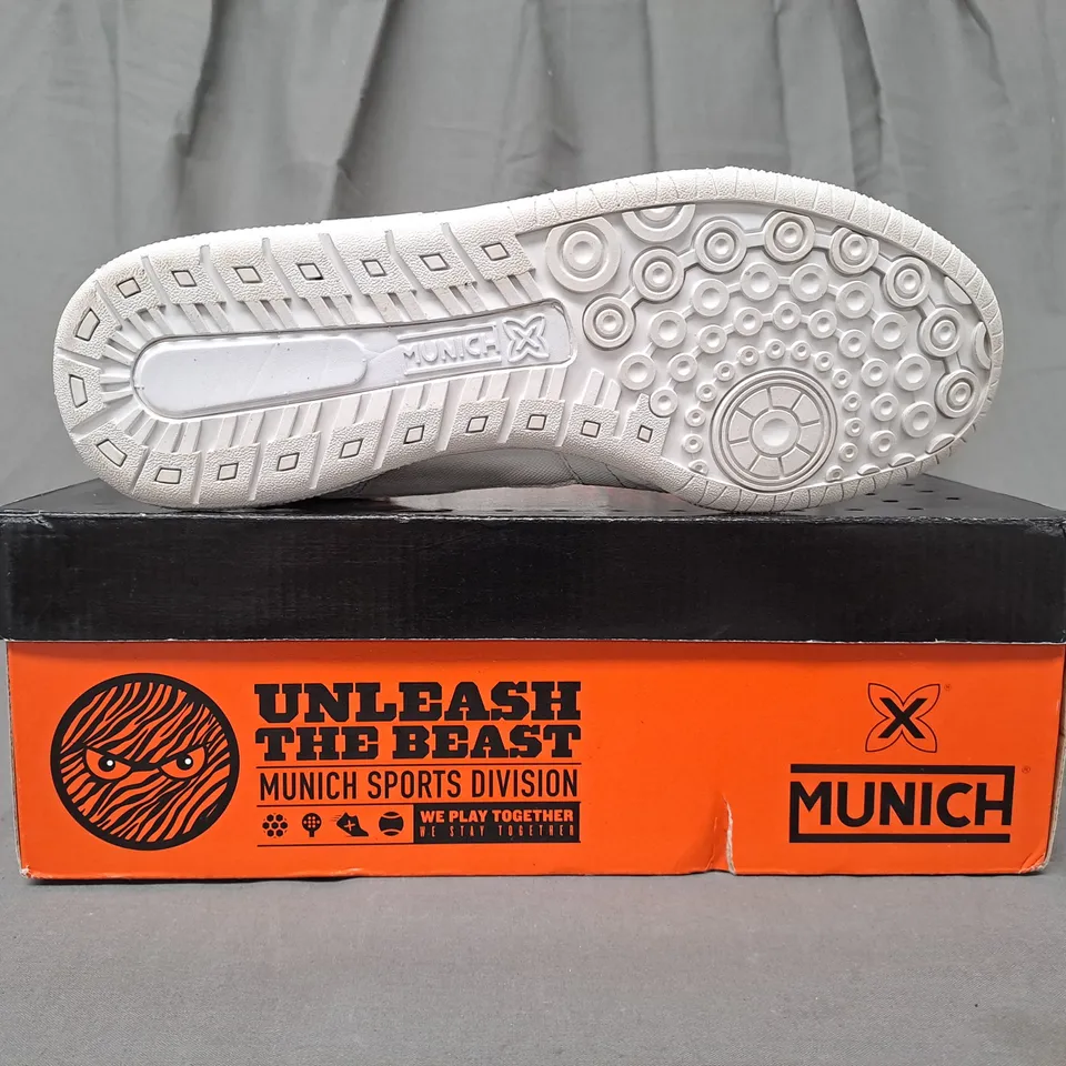 BOXED PAIR OF MUNICH SHOES IN WHITE UK SIZE 6