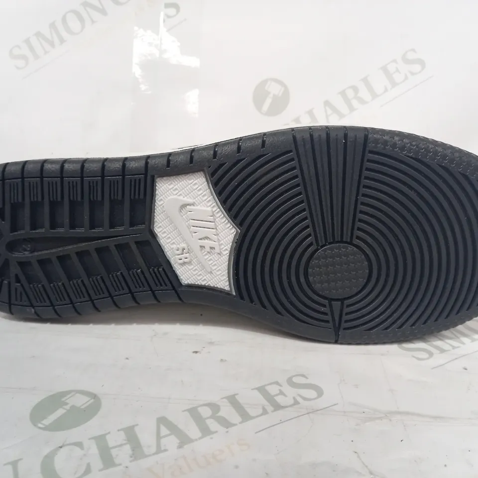 PAIR OF NIKE DUNK LOW PRO TRAINERS IN BLACK/GREY/WHITE UK SIZE 8