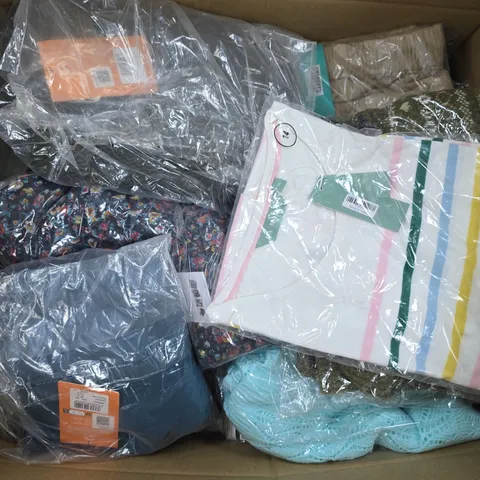 APPROXIMATELY 30 ASSORTED CLOTHING ITEMS IN VARIOUS SIZES, STYLES & COLOURS TO INCLUDE BRANDS SUCH AS LA MAREY, REGATTA, PURE & NATURAL, ETC - COLLECTION ONLY