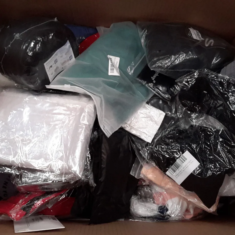 LARGE QUANTITY OF ASSORTED CLOTHING ITEMS TO INCLUDE SOCKS SHOES AND TOPS ECT