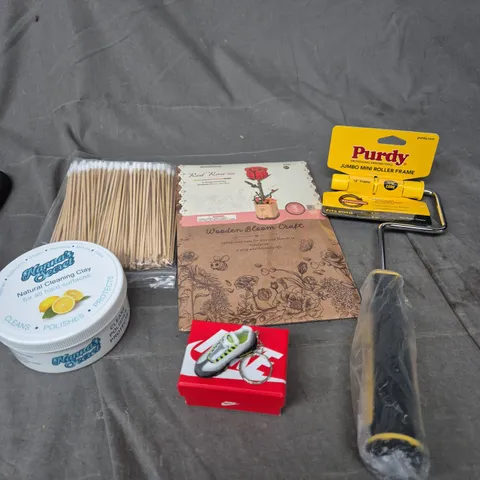 APPROXIMATELY 20 ASSORTED HOUSEHOLD PRODUCTS TO INCLUDE KEYRING, MINI ROLLER, CLEANING CLAY ETC 