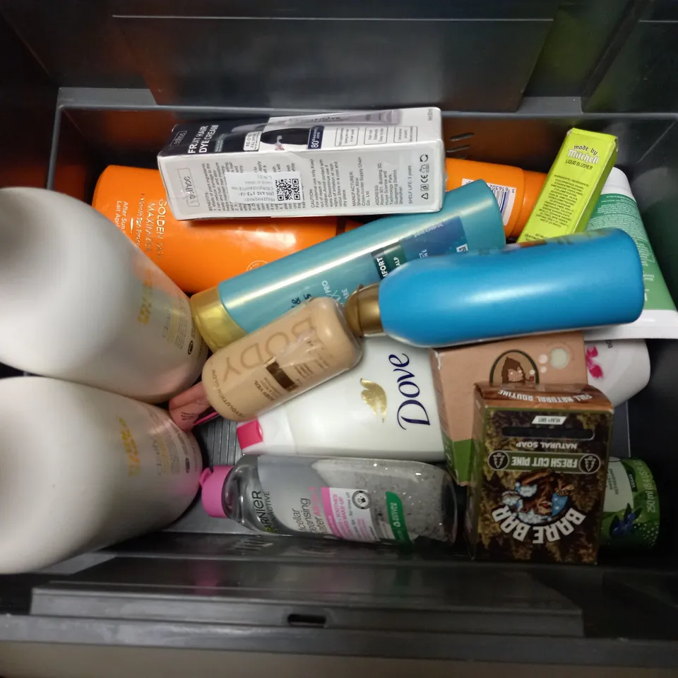 BOX OF APPROXIMATELY 20 COSMETIC ITEMS TO INCLUDE - DOVE BODY WASH - THE BODY SHOP TEA TREE FACIAL WASH - ORAL B DENTAL FLOSS - ETC 