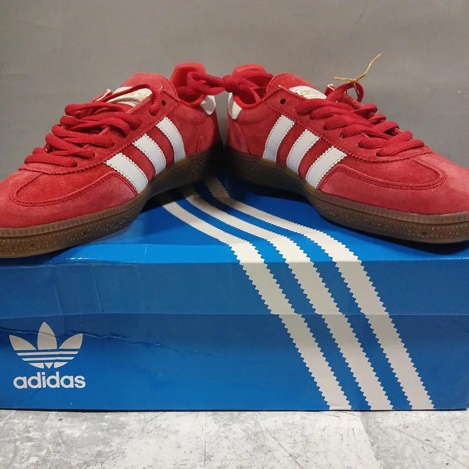 BOXED PAIR OF ADIDAS HANDBALL SPEZIAL SHOES IN RED/WHITE SIZE UK 3.5
