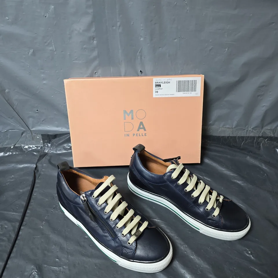 BOXED PAIR OF MODA IN PELLE BRAYLEIGH NAVY SIDE ZIP TRAINER SIZE 39