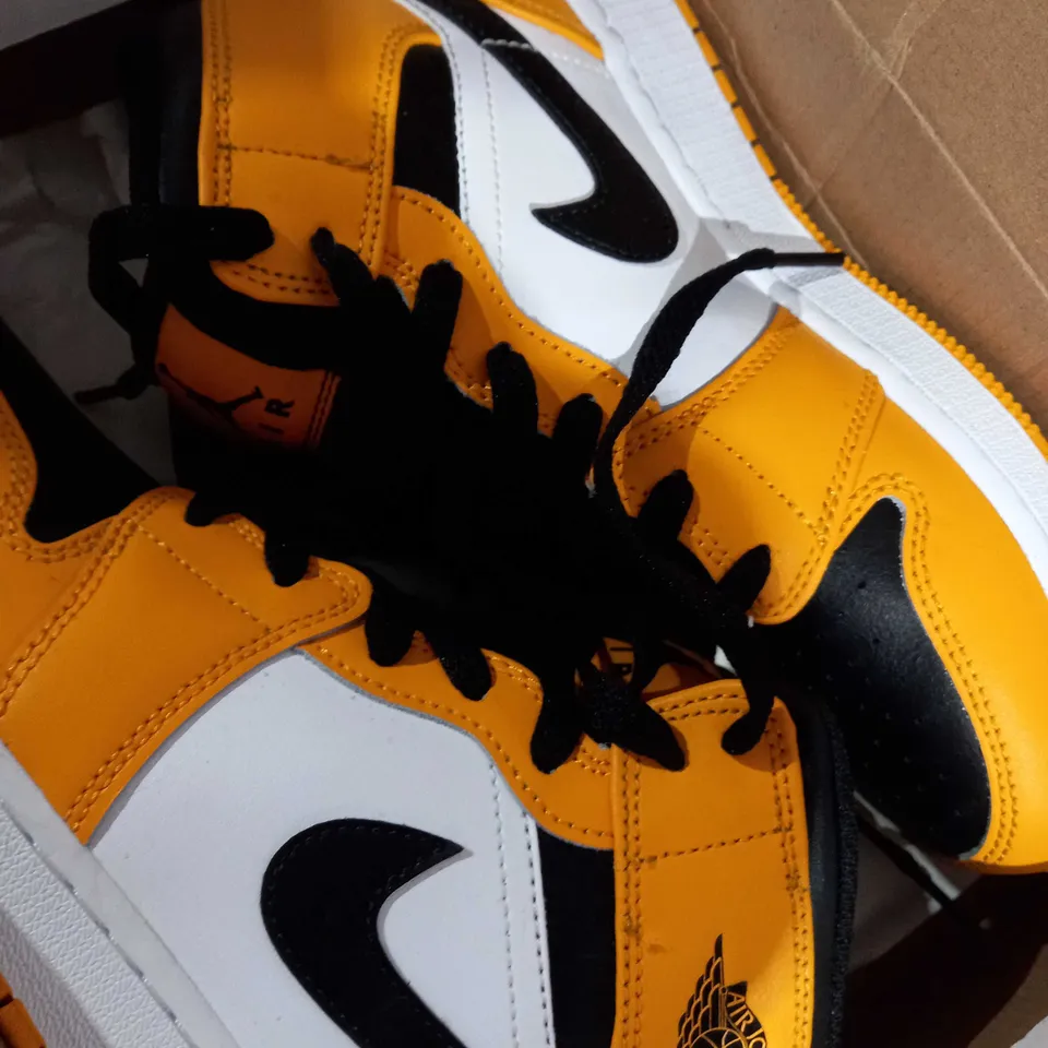 BOXED JUNIORS NIKE AIR JORDAN 1 MID, TAXI BLACK/WHITE - SIZE 6 YEARS