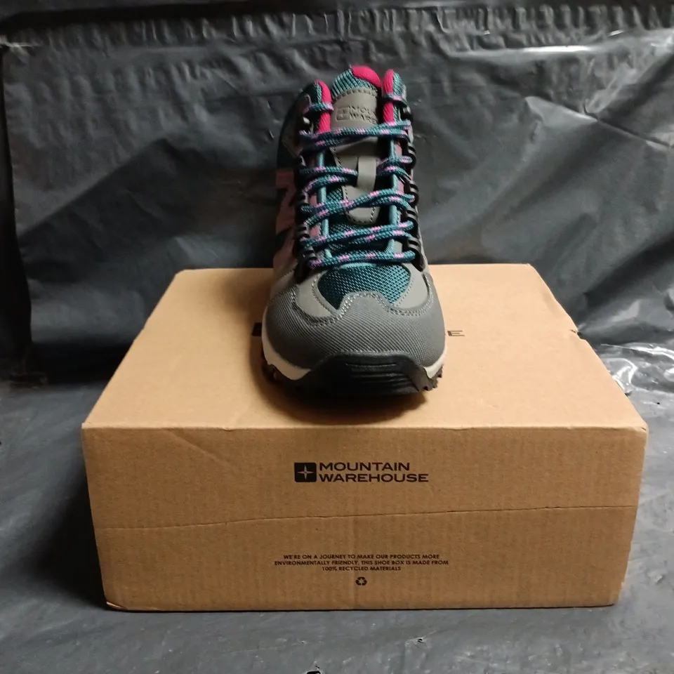 BOXED PAIR OF MOUNTAIN WAREHOUSE OSCAR 2 KIDS WALKING BOOTS IN TEAL SIZE UK 1