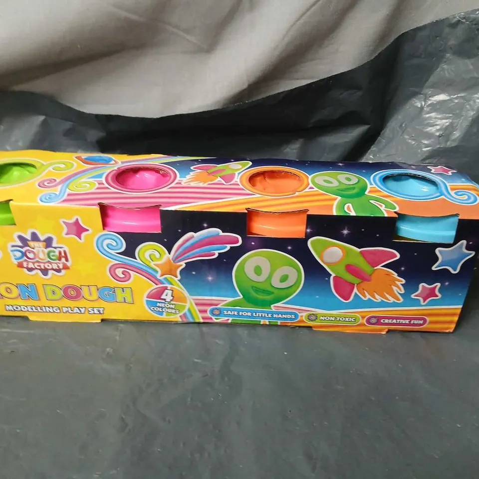 DOUGH FACTORY NEON DOUGH MODELLING PLAY SET – BOXED, 4 NEON COLOURS