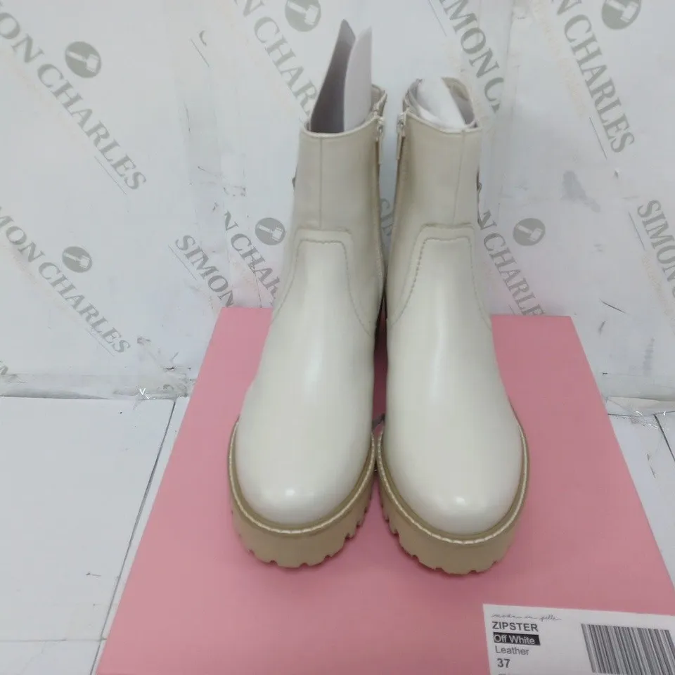BOXED PAIR OF MODA IN PELLE ZIPSTER LEATHER BOOTS IN OFF WHITE SIZE 4