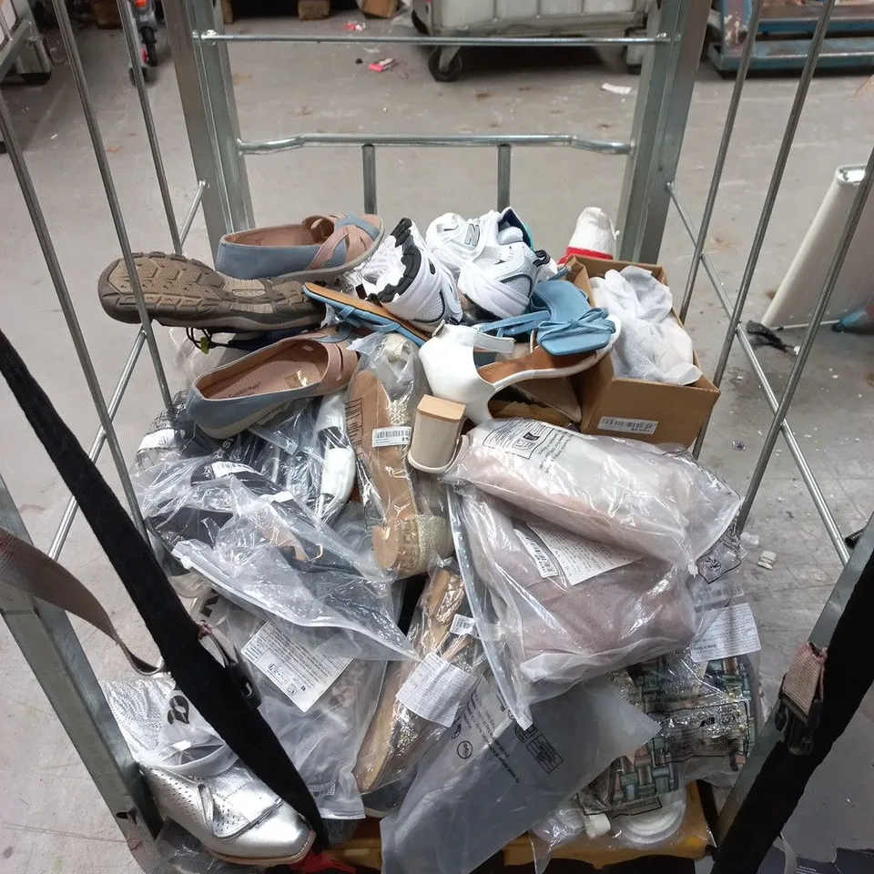 LARGE QUANTITY OF ASSORTED SHOES AND SANDALS - VARIOUS SIZES