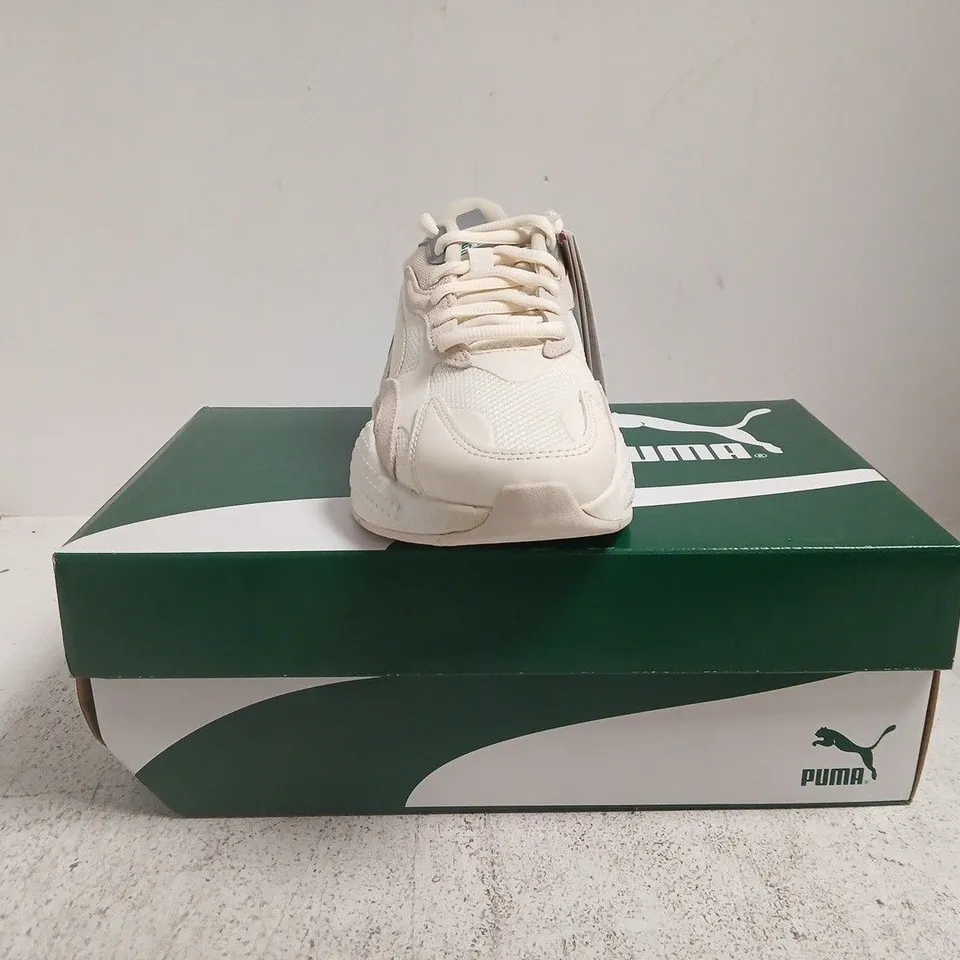 BOXED PAIR OF PUMA RS-X PUZZLE TRAINERS IN OFF WHITE/BLUE SIZE UK 7