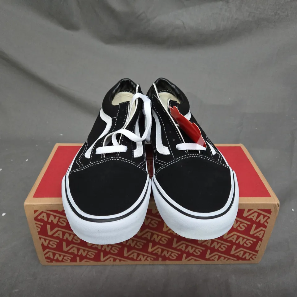 BOXED PAOR OF VANS OLD SKOOL TRAINERS - UK SIZE 7 