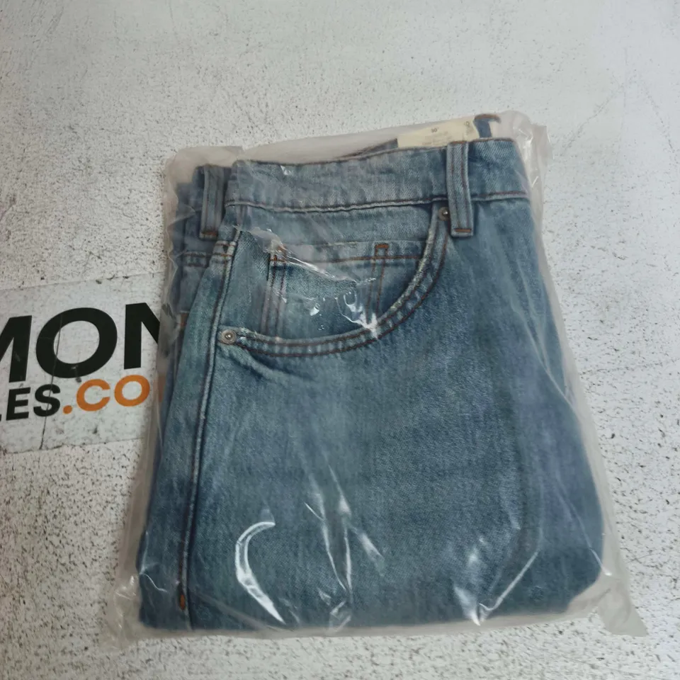 BOX OF APPROXIMATELY 15 ASSORTED CLOTHING ITEMS TO INCLUDE: BAGGY BOOT CUT JEANS XL
